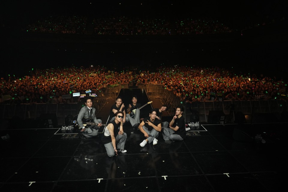 CLICK-B RE:CLICK 한여름밤의 꿈 콘서트 성료, 라이트스틱 떼창 현장